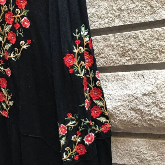 Solitaire Floral Rose Embroidered Lace up Neckline Top Black Red Large feminine - Picture 2 of 8